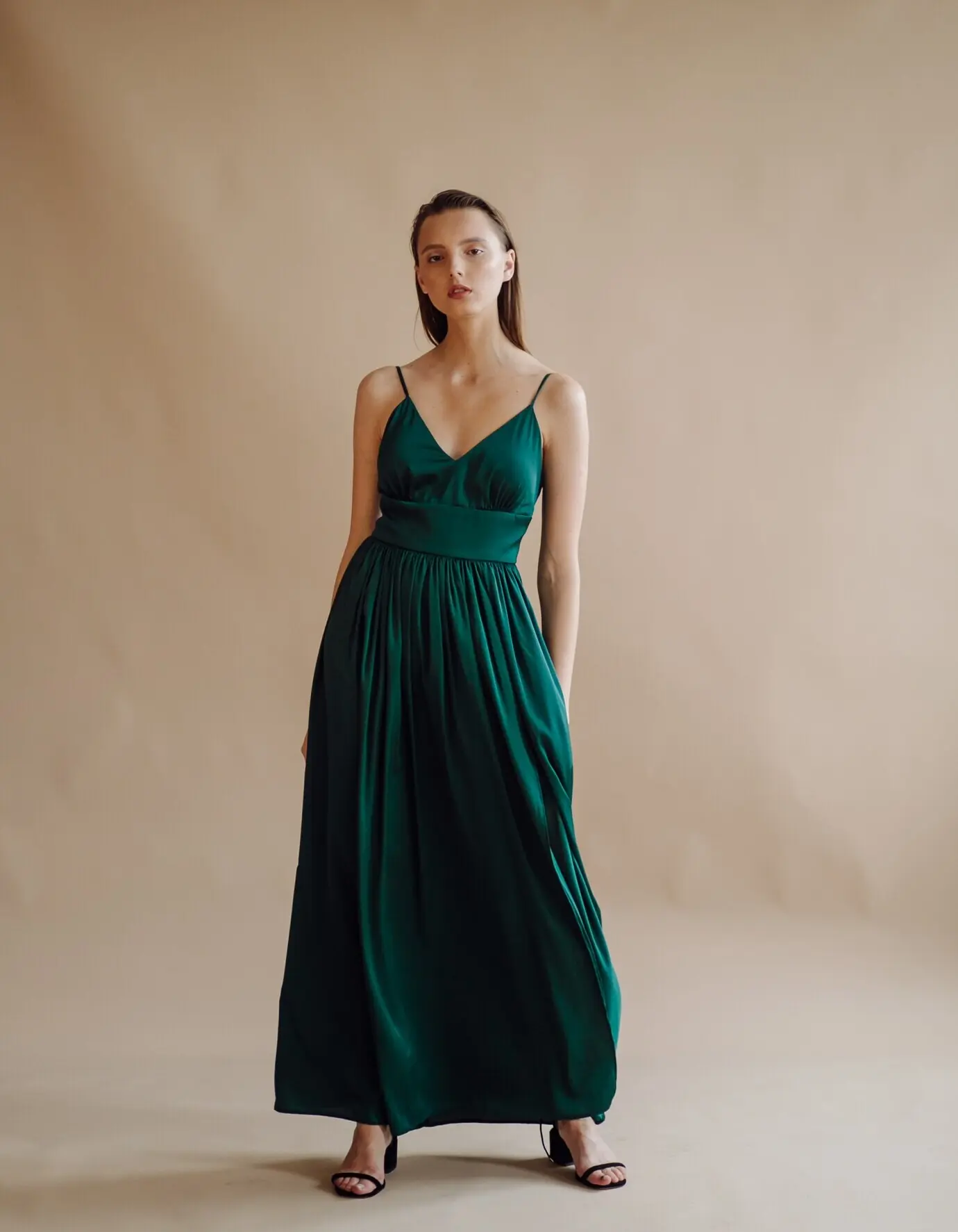 Modisches Porträt einer jungen, eleganten Frau.